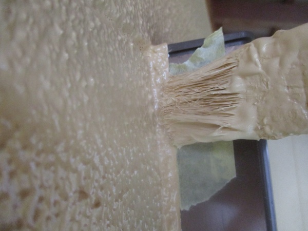 塗料を塗り込みます