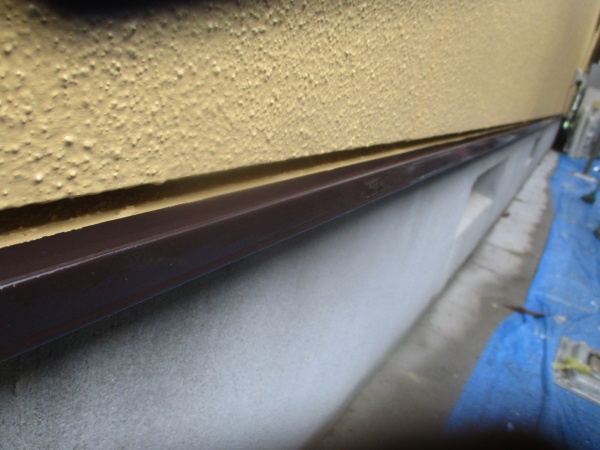 壁水切りの上塗りが終了しました