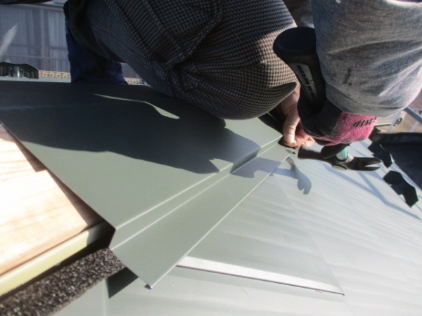 棟板金の取り付け中です