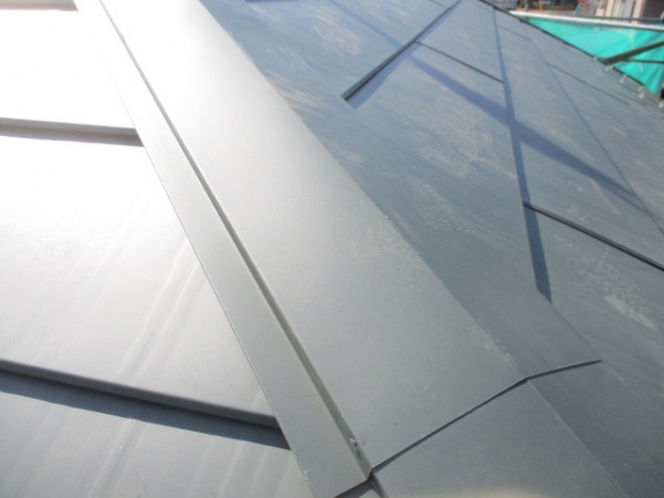 棟板金を取り付けました