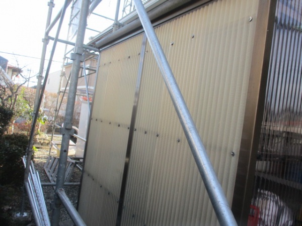 交換前のバックヤードの波板の状態です