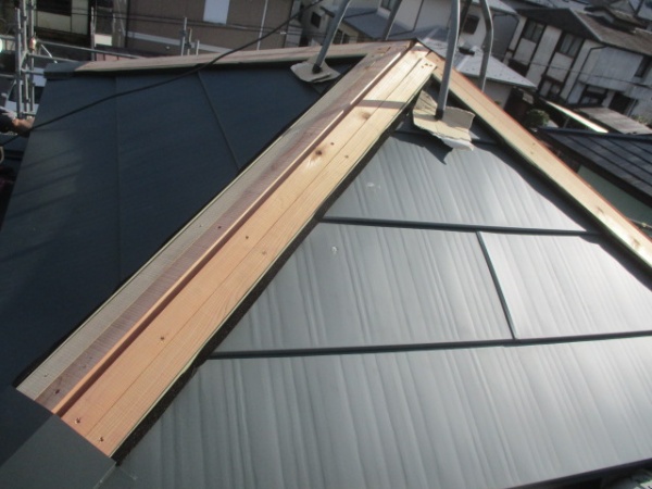 施工前の越屋根の棟板金です