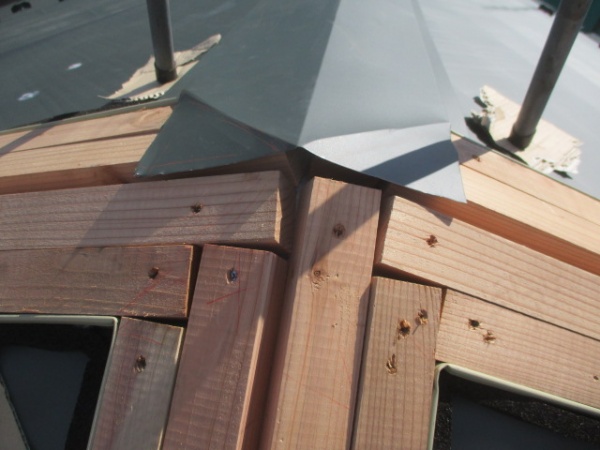 越屋根の巴の納です