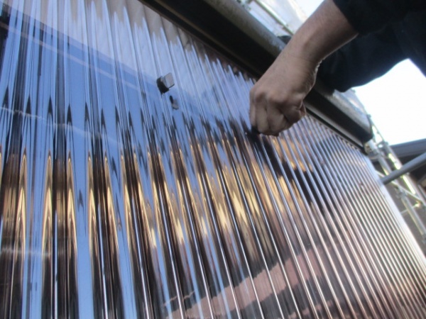 新規波板の取り付け中です