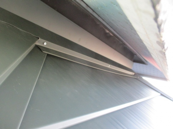 棟板金の取り付けが終了しました