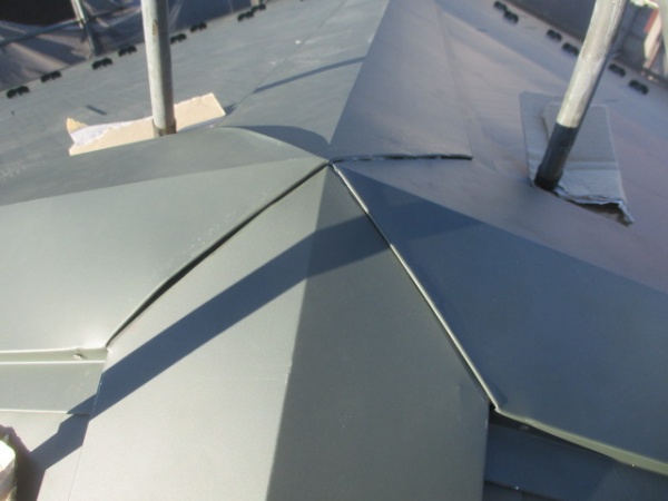 越屋根の棟板金の取り付けが終了しました