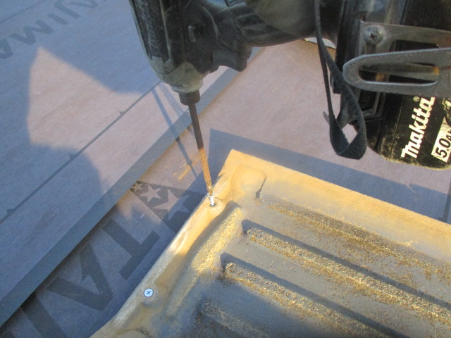 ビスで固定します。