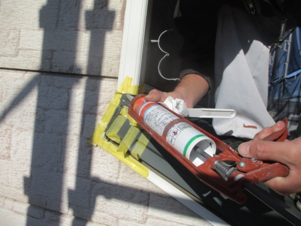 シーリング材の塗布中です