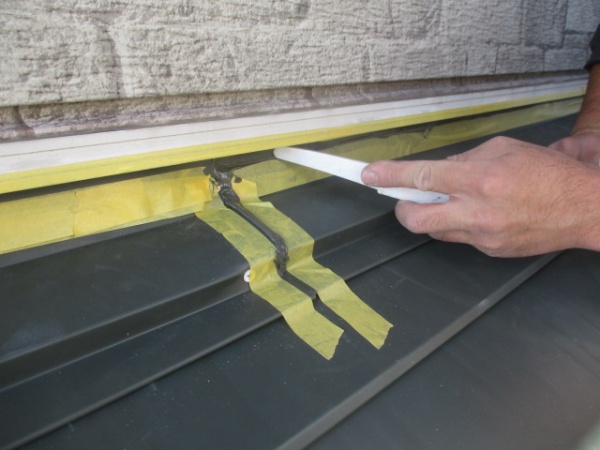 シーリング材を均します