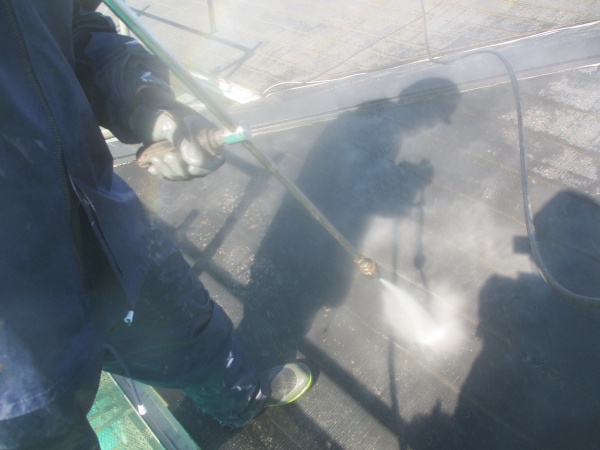 コロニアル屋根の洗浄中です