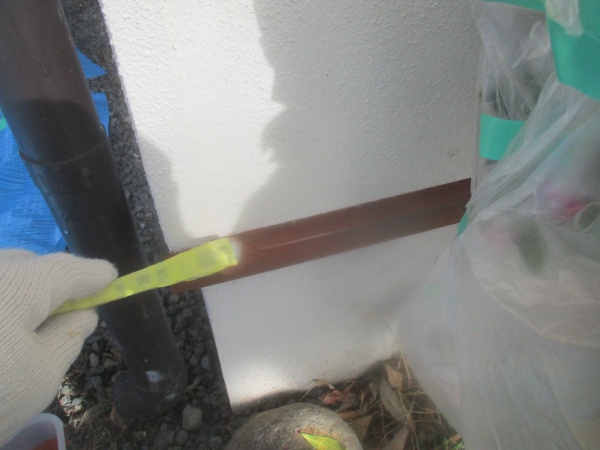 土台水切りの錆止め塗装中です