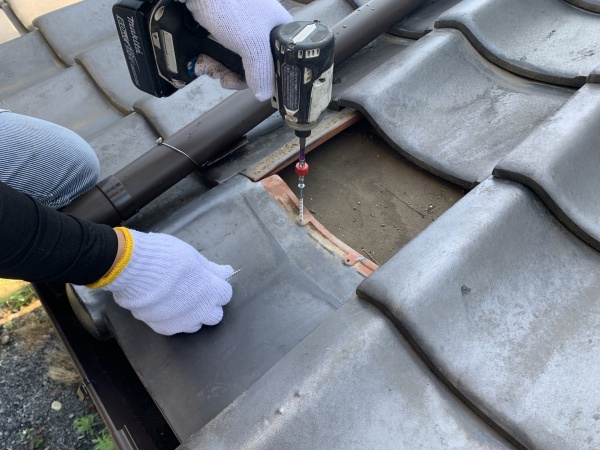 新規饅頭瓦の差し替えです