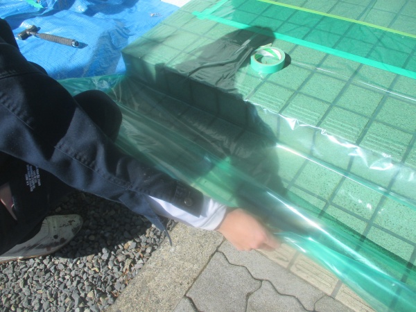 玄関アプローチの養生中です