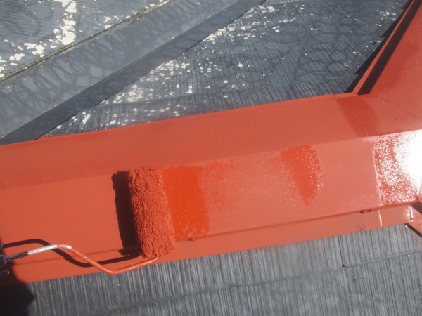 棟板金の錆止めローラー塗装中です