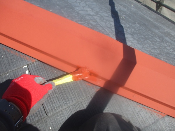 棟板金の錆止め刷毛塗装中です