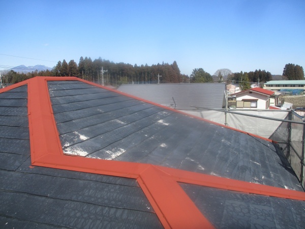 棟板金の錆止め塗装が終了しました