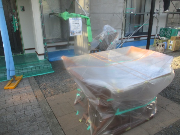 移動した荷物の養生をしました