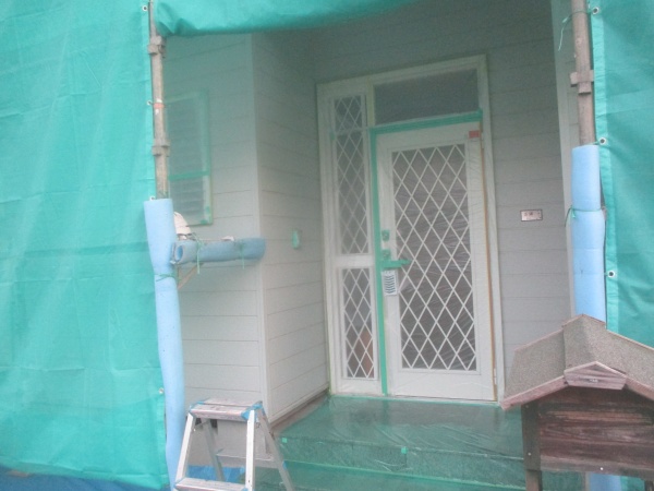 玄関周りの養生が終了です