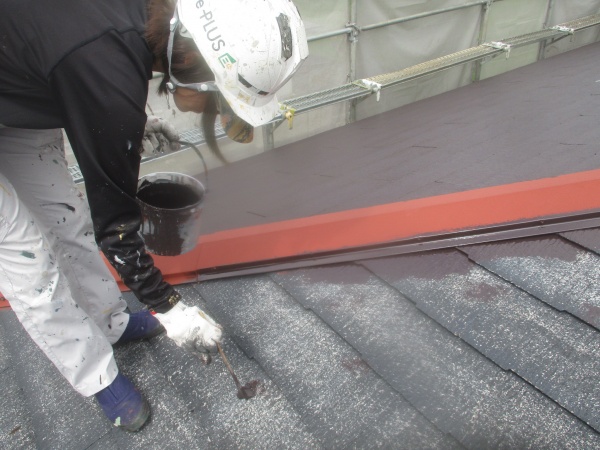 スレート屋根中塗り刷毛塗装中です