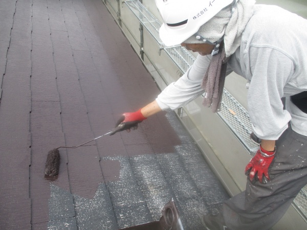 スレート屋根の中塗りローラー塗装中です
