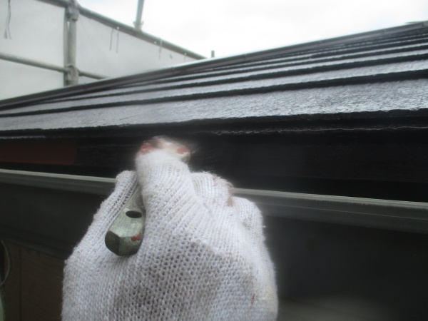 軒先水切りの中塗り刷毛塗装中です