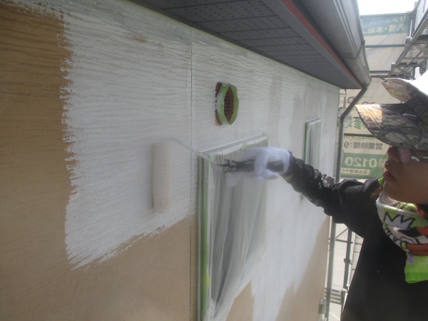 外壁下塗りローラー塗装中です