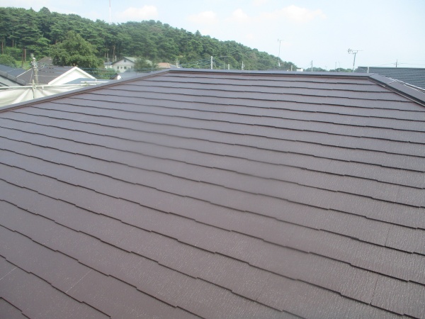 スレート屋根の上塗り塗装中です