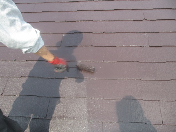 スレート屋根の上塗りローラー塗装中です