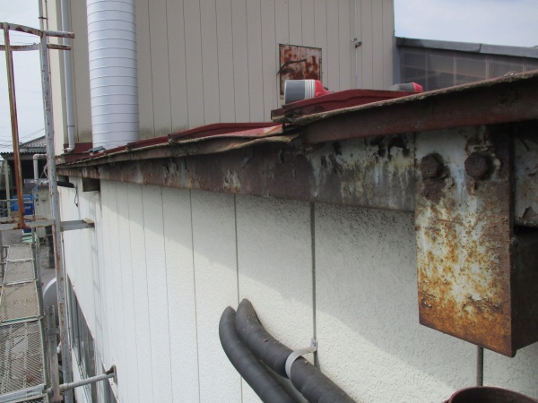 既存の雨樋を撤去しました