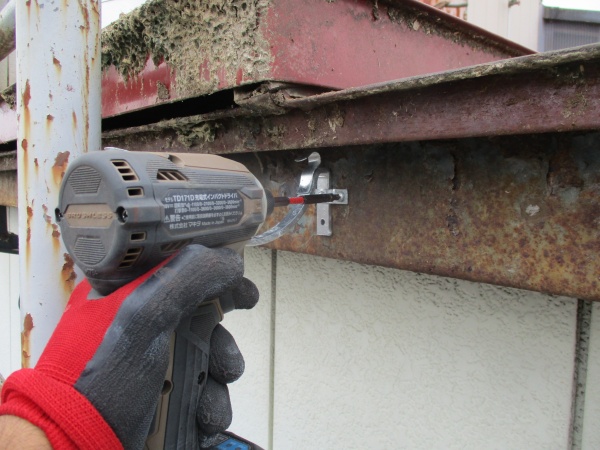 軒樋金具を取り付け中です