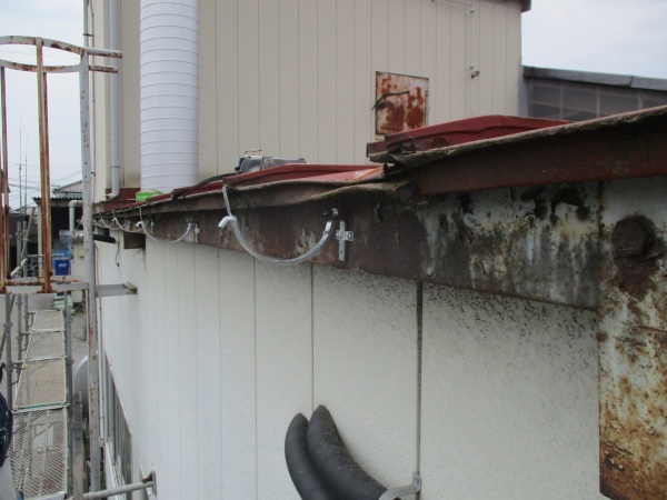 軒樋金具の取り付けが終了しました