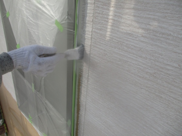 外壁下塗りの刷毛塗装中です