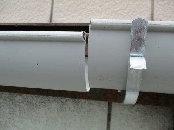 軒樋を突き合わせで繋ぎます