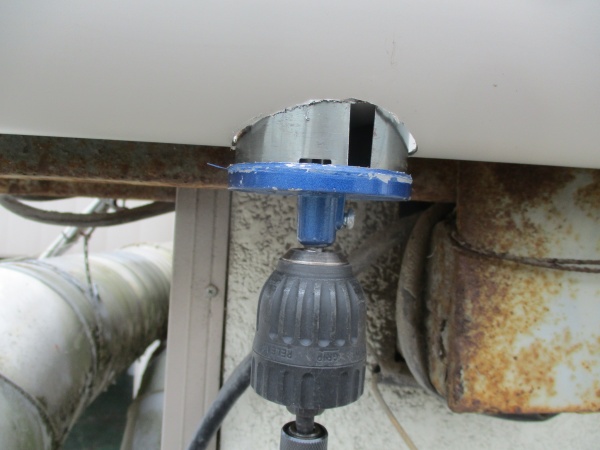 排水穴を開けました