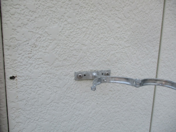 竪樋金具を取り付けました