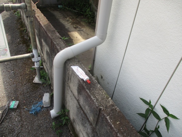 竪樋の排水側を配管しました