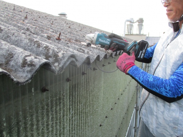 軒樋の撤去中です