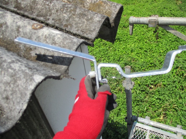 軒樋の取り付け金具です