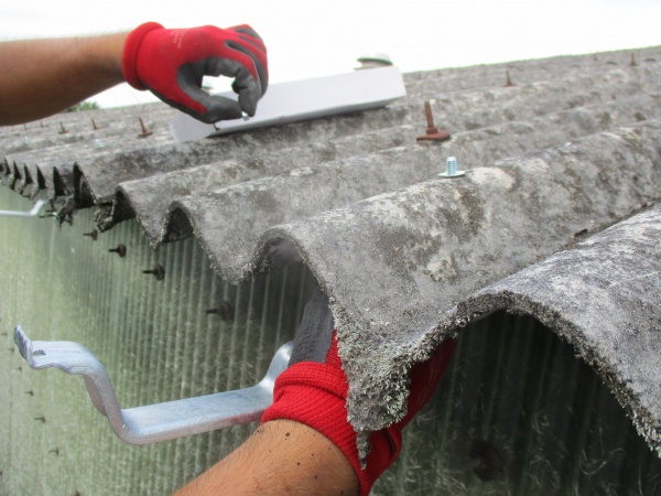 軒樋金具の取り付け中です