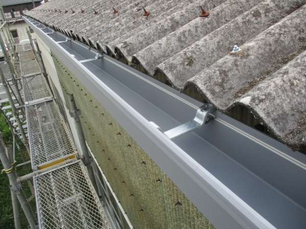 軒樋を取り付けました