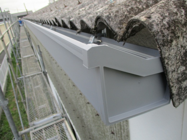 軒樋の取り付けが終了しました