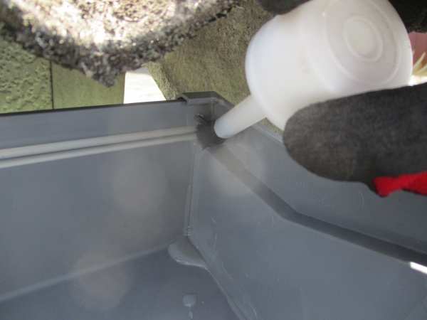 止まりの内側にボンドを塗布しました