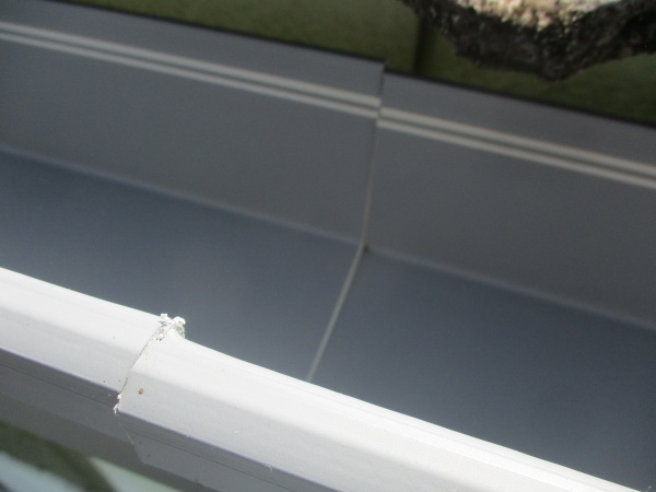 軒樋同士を繋ぎます