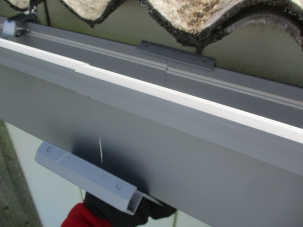 軒継ぎ手の取り付け中です