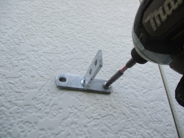 土台金具の取り付け中です