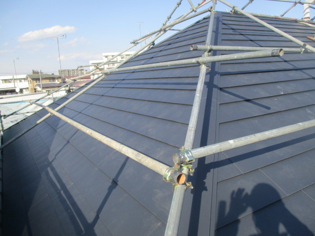 下り棟の取り付けが終了しました