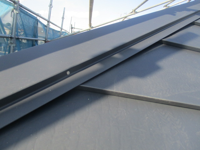 下り棟の取り付け中です