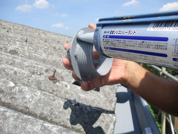 ドレンにシーリング材を塗布中です