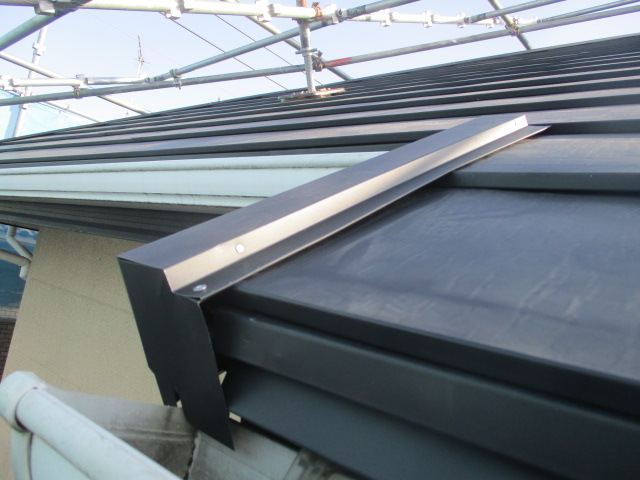 けらばキャップを取りつけました