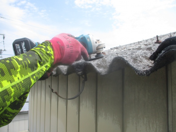 軒樋金具の撤去中です